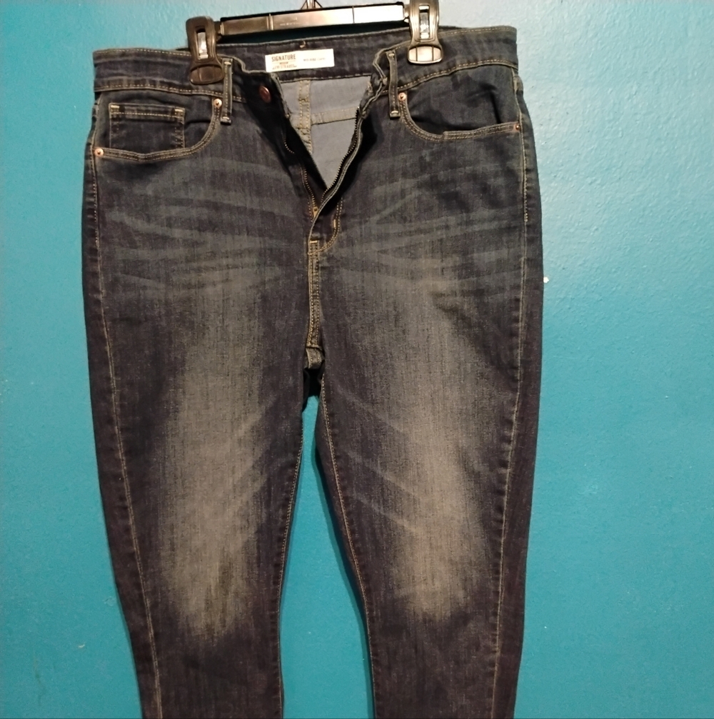 Ladies Levi' Mid-rise Capri Blue Jeans